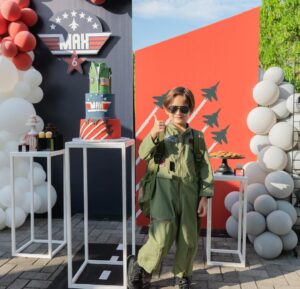 Sabrina Seara Instagram - FELICES 6 MAXI 🥳

Al mejor estilo de TOP GUN
Celebramos el cumple #6 de Maxi Maverick y por primera vez Alex nos acompaña a soplar las velitas 🧁
 
Gracias @freshmindsevents por este montaje ten divino . 

📌
fotos by  @gabyvalladaresphotography 
( Que placer trabajar contigo ) 

Mañana les comparto mas fotos de este día tan especial para esta familia.