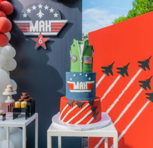 Sabrina Seara Instagram - FELICES 6 MAXI 🥳

Al mejor estilo de TOP GUN
Celebramos el cumple #6 de Maxi Maverick y por primera vez Alex nos acompaña a soplar las velitas 🧁
 
Gracias @freshmindsevents por este montaje ten divino . 

📌
fotos by  @gabyvalladaresphotography 
( Que placer trabajar contigo ) 

Mañana les comparto mas fotos de este día tan especial para esta familia.