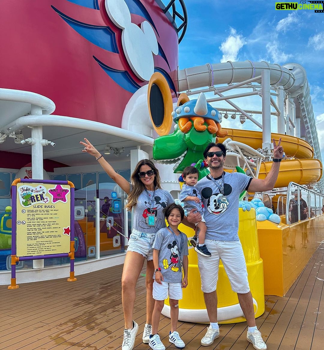 Sabrina Seara Instagram - Alguna diferencia entre la primera foto foto y la última? Hace 2 años exactamente #Alex fue creado en un Disney Cruise 🚢 Foto #1 2023 Disney wish Foto #4 2021 Disney Dream #disneywishcruise #noseaslocachica #disneycruise