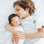Sabrina Seara Instagram - Se puede pedir más amor en una foto💙 Ame cada foto de esta sesión @natasharceu_photography La última foto es mi favorita #newbornphotography #momofboys #noseaslocachica