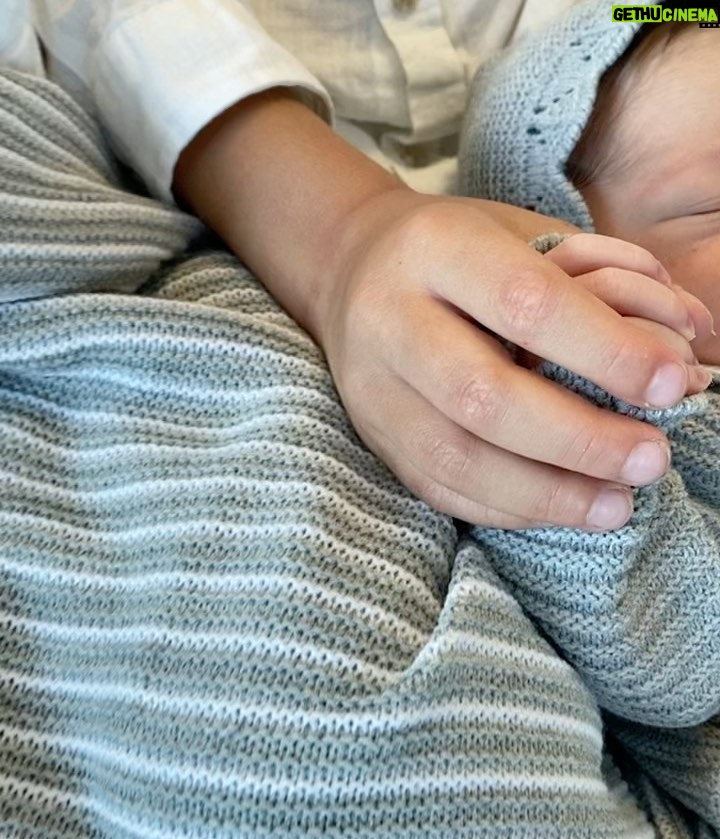 Sabrina Seara Instagram - El amor de mamá no se divide 💘 se multiplica ! Y también se multiplicaron los moldes 😜 Yo digo que Alexander es igual a su hermano, el padre dice que no …. Que opinan? @irenetorresphotography