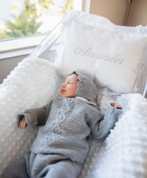 Sabrina Seara Instagram - Te esperamos con todo el amor e ilusión del mundo durante meses, hoy eres la realidad más hermosa que llego a complementar la felicidad de esta familia 💙
Que bendición tenerte hijo mío .
Te amamos 

@irenetorresphotography 

@danielelbittar