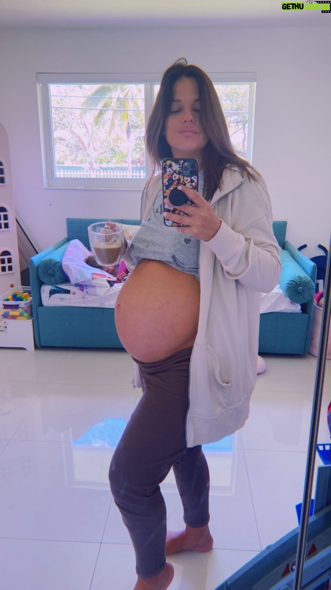 Sabrina Seara Instagram - Esto es lo que ha pasado durante estos 9 meses ! Yo intento comer saludable pero el bebe no quiere 😂 Mamis … cuantos Kilos engordaron en su embarazo? Yo preferí no llevar la cuenta #noseaslocachica #pregnant #37weekspregnant #embarazo #reels #embarazada
