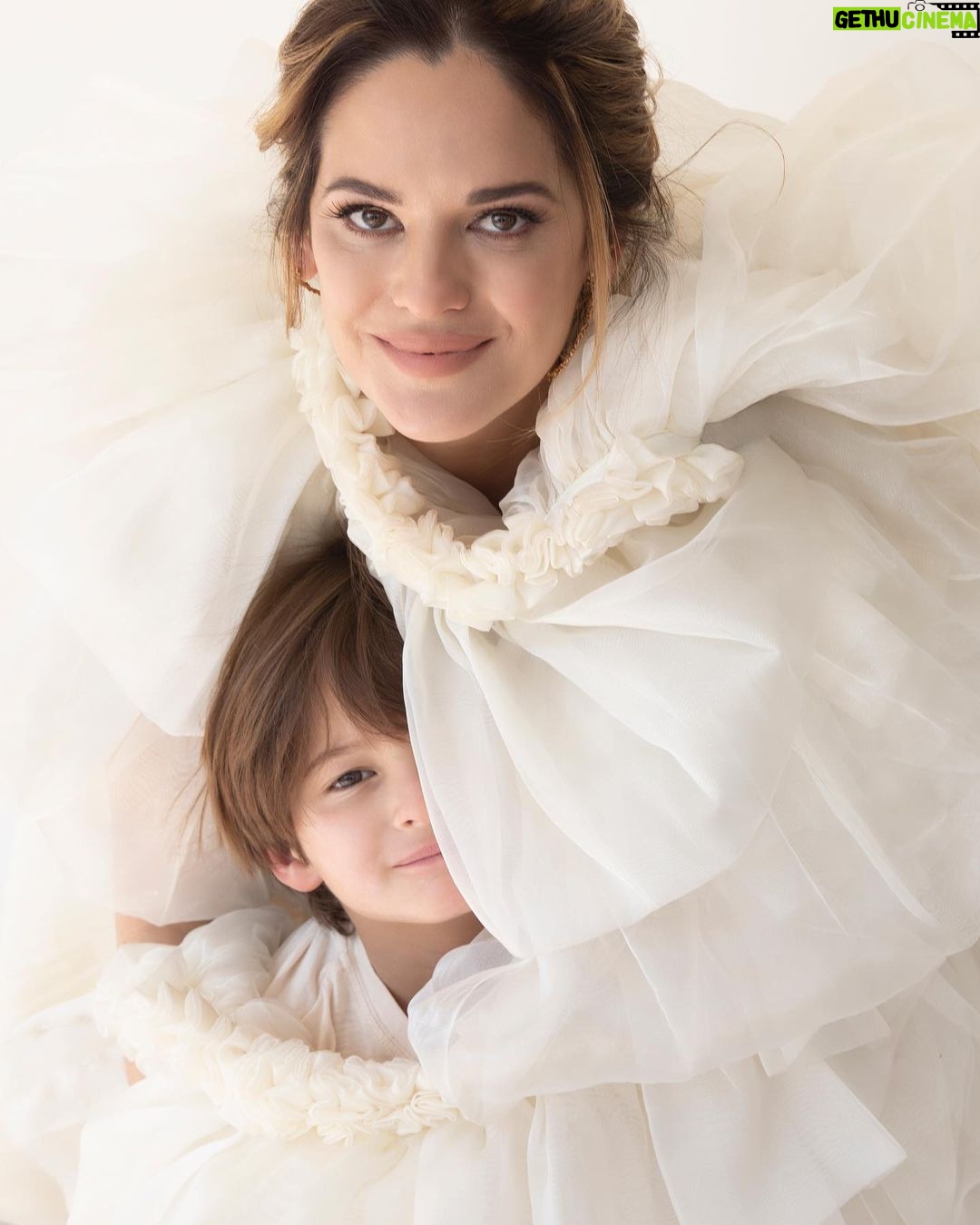 Sabrina Seara Instagram - Ellos me han dado el papel más importante , desafiante y MARAVILLOSO de toda mi vida : SER MAMÁ 🤍 FELIZ DÍA A TODAS LAS MADRES 🤍 Lo celebramos el segundo domingo de mayo pero aquí en Mexico ( Que nos adoptó temporalmente se celebra hoy 10 de Mayo ) Cuéntame cuando se celebra en tu país y si eres mamá que ha sido lo más increíble y lo más difícil hasta ahora de la maternidad?