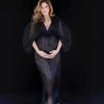 Sabrina Seara Instagram - Nosotros dos 🤍 ( aún no decidimos el nombre me ayudas ? ) Sorry el Spam ☺️ pero Ame esta sesión de fotos , fueron muy especiales para mi , un sueño tan deseado y esperado se está haciendo realidad . Mi bebe arcoíris 🌈 pronto llegará a iluminar nuestras vidas. #momtobe #embarazo #pregnancyannouncement #pregnancygoals #fotosembarazadas Mexico City, Mexico