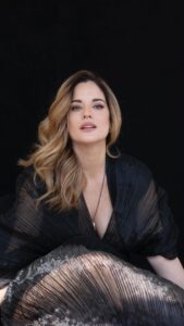 Sabrina Seara Instagram - Una sesión de fotos muy especial de La mano de mi queridísimo @alfonsozapata para @holausa ! MUAH: @reybeautyart Stylist: @brujademoda PR: @_boknegra_ Digital Senior Editor : @totilacteo #momtobe #momtobephotoshoot #pregnant #holausa #noseaslocachica #pregnantstyle #embarazo #embarazada #fotosembarazo