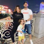 Sabrina Seara Instagram - VACACIONES EN FAMILIA 🤍 No puedo creer que la próxima seremos 4 ☺️ No es mucho ( para no decir nada 😂) lo que uno puede hacer embarazada en un parque de Orlando pero verlos felices y es mi mayor recompensa ! #universalstudios #noseaslocachica #momtobe #familyvacation #orlandoflorida Universal Studios Florida