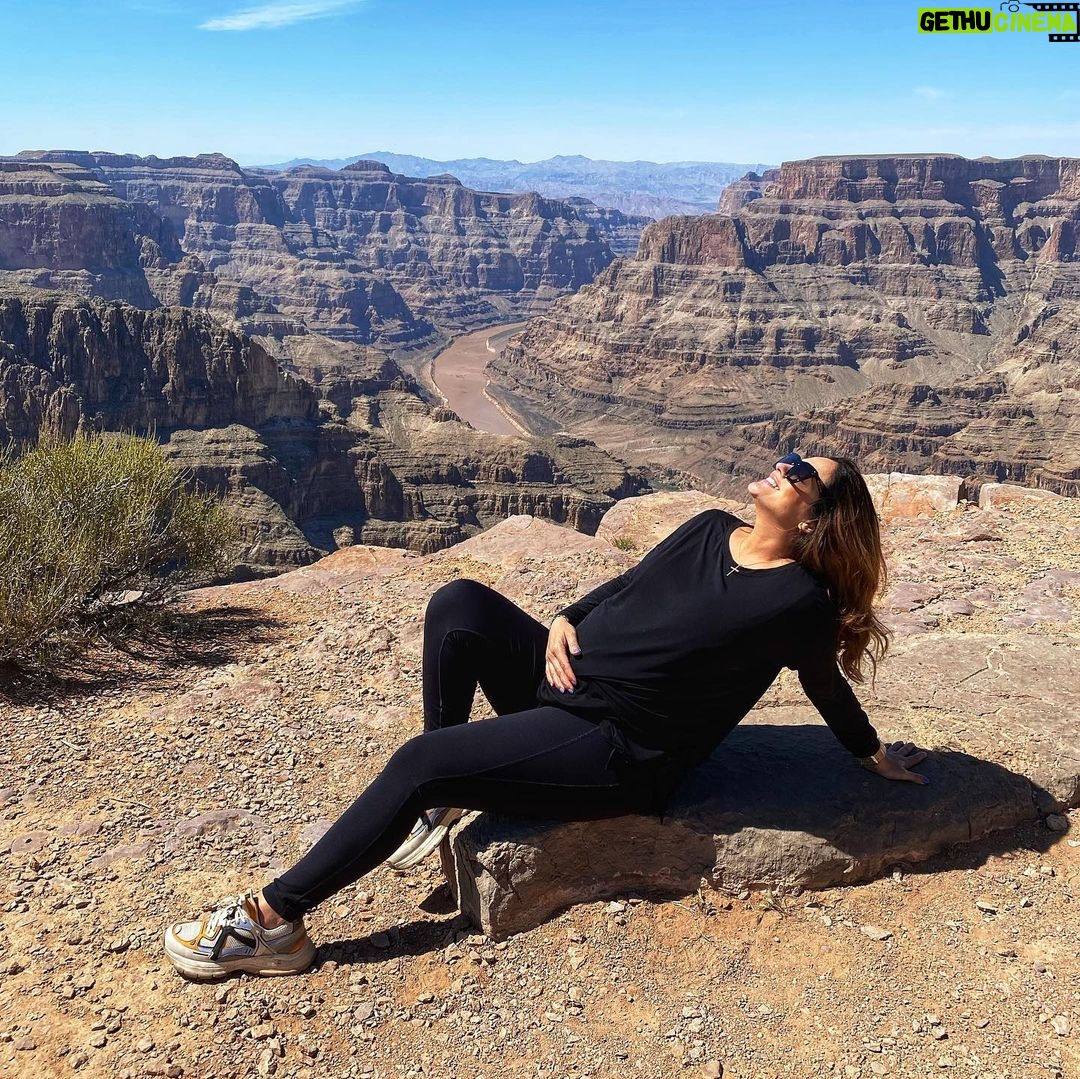 Sabrina Seara Instagram - Sin locura no hay FELICIDAD! Cuantas ganas tenia de conocer el #grandcanyon un ✔️en mi lista de #goals❤️ Cuéntame que lugares tienes en tu lista de deseos ✏️🗒 ? Vean El último video 🙈 #grandcanyon #vegasstrip #monatreunion2022 #vivalasvegas #momtobe #pregnancygoals #preggo Las Vegas, Nevada