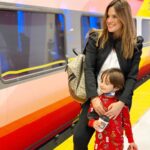 Sabrina Seara Instagram - Así nuestros días Navideños en Miami 🎄☕️🍪🧳🚂🇺🇸🚂⛸ La primera foto me la tomo mi mejor amiga quien es Fotógrafa y ajaaa siempre la molesto para que me tome fotos improvisadas con el teléfono ya que nunca tengo fotos con mi hijo @irenetorresphotography ( síganla 🤪) En las siguientes fotos se darán cuenta a lo que me refiero , cuando te conviertes en mamá el carrete fotográfico no te pertenece . Y también verán quien se la paso bomba estos días entre los primos y mejores amigas ❤️ Ya de regreso a Mexico a recibir este 2022 en F A M I L I A ✨✨✨✨✨✨✨✨ Y tu donde lo recibes ??? Miami Beach, Florida