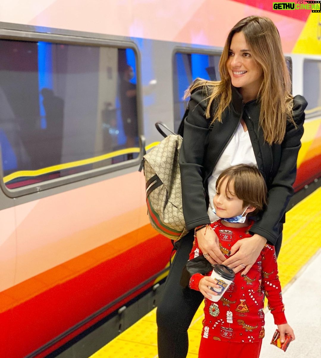 Sabrina Seara Instagram - Así nuestros días Navideños en Miami 🎄☕️🍪🧳🚂🇺🇸🚂⛸ La primera foto me la tomo mi mejor amiga quien es Fotógrafa y ajaaa siempre la molesto para que me tome fotos improvisadas con el teléfono ya que nunca tengo fotos con mi hijo @irenetorresphotography ( síganla 🤪) En las siguientes fotos se darán cuenta a lo que me refiero , cuando te conviertes en mamá el carrete fotográfico no te pertenece . Y también verán quien se la paso bomba estos días entre los primos y mejores amigas ❤️ Ya de regreso a Mexico a recibir este 2022 en F A M I L I A ✨✨✨✨✨✨✨✨ Y tu donde lo recibes ??? Miami Beach, Florida