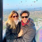 Sabrina Seara Instagram - Hoy amanecimos entre las nubes y vaya que AMANECER 🌅 entre las pirámides de #tehotihuacan . Que experiencia más divina !!! @volareglobos Te atreverías a vivir esta aventura?