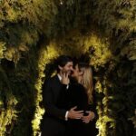 Sabrina Seara Instagram - La historia de esta foto es tan divertida como quien la tomó 📸@domingo_cabrera El fotógrafo que toda novia sueña tener y yo tuve en la mía . Coincidimos en la boda de @drmaarten y Domingo nos dice : - Pónganse rápido una foto aquí está brutal . Daniel dice : - Nos vemos enamorados ? Así como hace 7 años en nuestra boda. Domingo : - Con ustedes dos no se sabe, son actores y pues nuestra cara en la segunda foto 😂 #noseaslocochico A veces me provoca casarme de nuevo 💍 Ustedes lo harían ? Ex Convento de San Hipolito