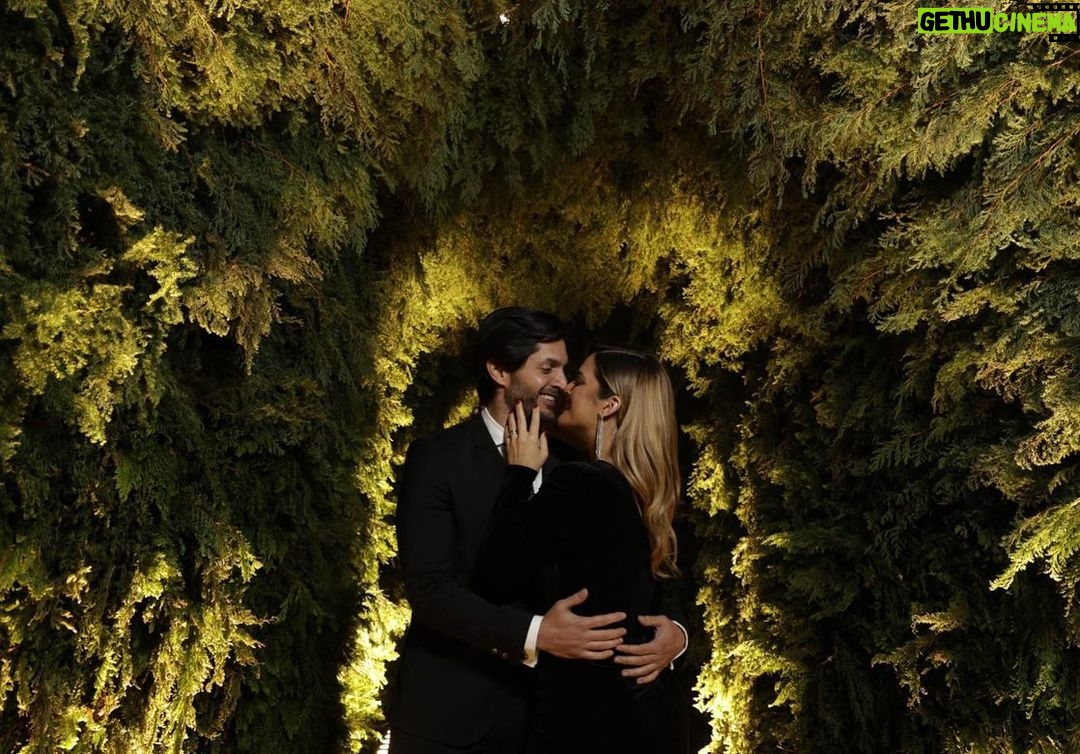 Sabrina Seara Instagram - La historia de esta foto es tan divertida como quien la tomó 📸@domingo_cabrera El fotógrafo que toda novia sueña tener y yo tuve en la mía . Coincidimos en la boda de @drmaarten y Domingo nos dice : - Pónganse rápido una foto aquí está brutal . Daniel dice : - Nos vemos enamorados ? Así como hace 7 años en nuestra boda. Domingo : - Con ustedes dos no se sabe, son actores y pues nuestra cara en la segunda foto 😂 #noseaslocochico A veces me provoca casarme de nuevo 💍 Ustedes lo harían ? Ex Convento de San Hipolito