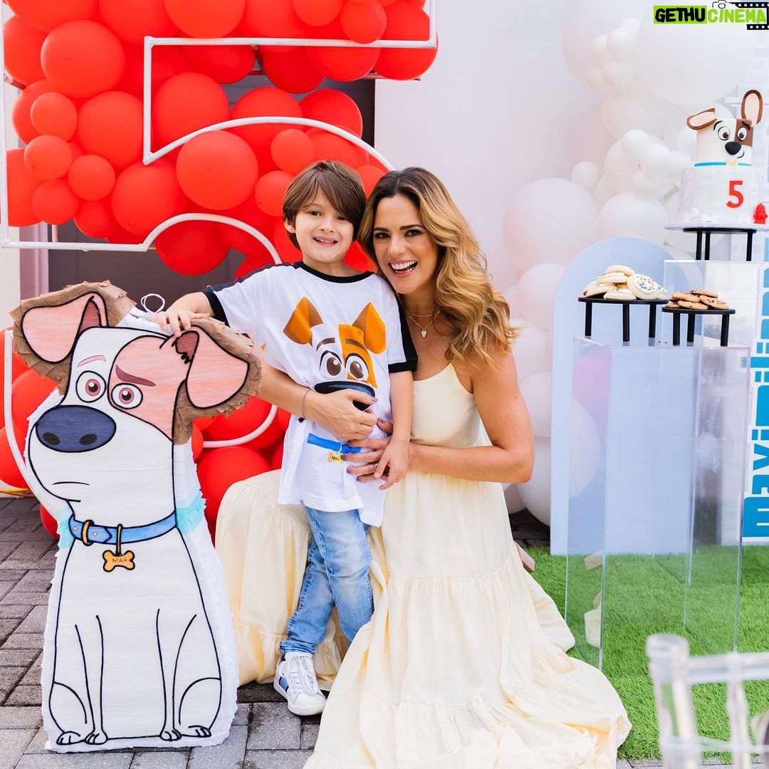 Sabrina Seara Instagram - Que afortunada soy de ser tu Mamá ❤️ Ya se que Todas las mamás decimos lo mismo 😂 pero ajaaa este niño cumplió 5 años y me tiene derretida a morir 🤤 Siempre digo que todas las edades y etapas de los hijos tienen su encanto pero está en especial la estoy disfrutando y divirtiendo muchísimo, con sus ocurrencias y razonamientos . Mamás 👓📒 Cual ha sido para ti esa etapa ? @habiaunavezunafoto_