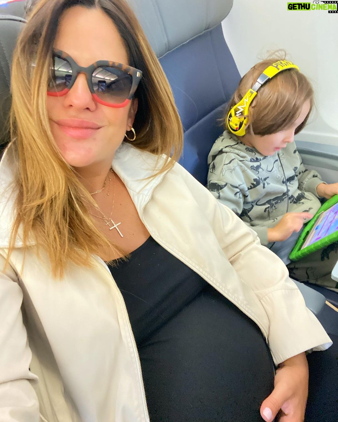 Sabrina Seara Instagram - Hello Miami 🤍 Ahora si esta barrigona no viaja más y tiene que correr para preparar la llegada de Baby Elbittar ✈️ Ayuda Por dónde comienzo ? Creo que necesito ir a target 😂 #noseaslocachica La última foto de morir 💓 Miami International Airport - MIA