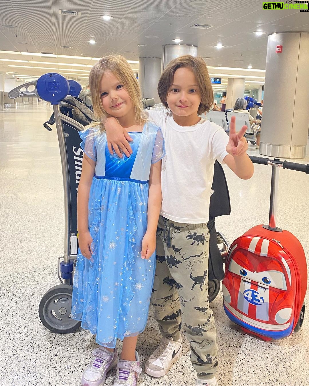 Sabrina Seara Instagram - Hello Miami 🤍 Ahora si esta barrigona no viaja más y tiene que correr para preparar la llegada de Baby Elbittar ✈️ Ayuda Por dónde comienzo ? Creo que necesito ir a target 😂 #noseaslocachica La última foto de morir 💓 Miami International Airport - MIA