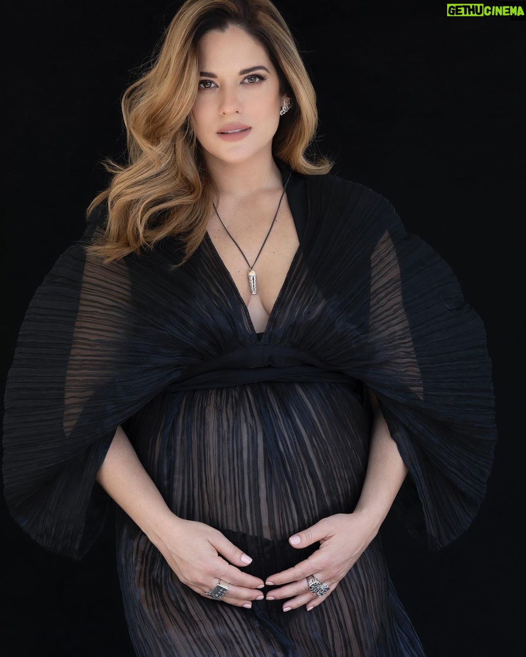 Sabrina Seara Instagram - Nosotros dos 🤍 ( aún no decidimos el nombre me ayudas ? ) Sorry el Spam ☺️ pero Ame esta sesión de fotos , fueron muy especiales para mi , un sueño tan deseado y esperado se está haciendo realidad . Mi bebe arcoíris 🌈 pronto llegará a iluminar nuestras vidas. #momtobe #embarazo #pregnancyannouncement #pregnancygoals #fotosembarazadas Mexico City, Mexico