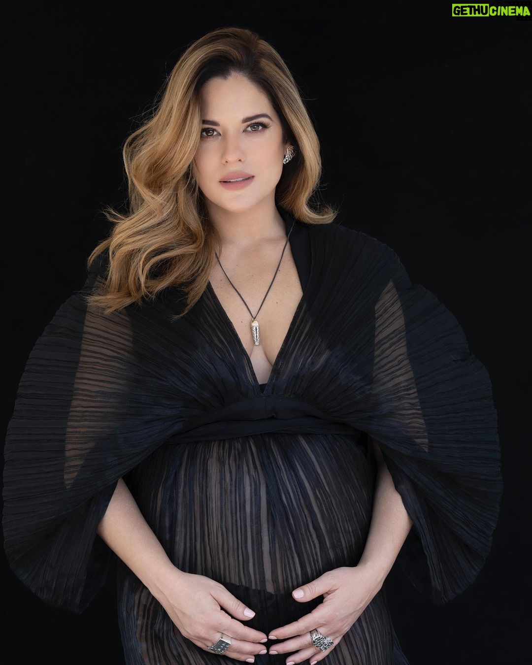 Sabrina Seara Instagram - Una exclusiva muy especial Para @holausa que podrán encontrar en el link de mi biografía GRACIAS equipo soñado 🙌 Fotografía: @alfonsozapata MUAH: @reybeautyart Stylist: @brujademoda PR: @_boknegra_ Digital Senior Editor : @totilacteo