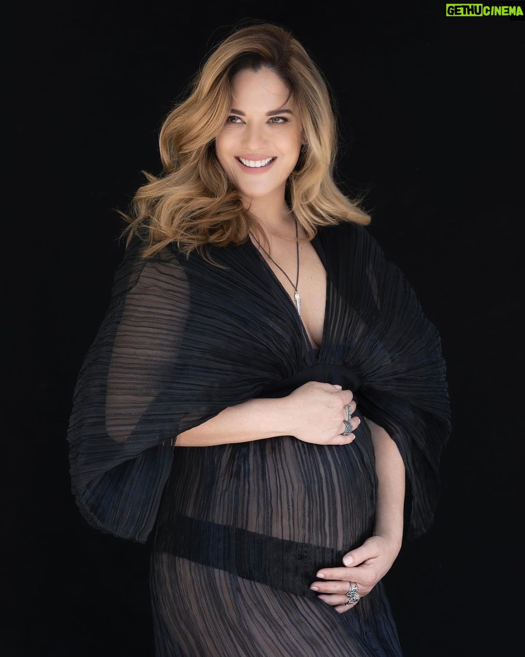 Sabrina Seara Instagram - Una exclusiva muy especial Para @holausa que podrán encontrar en el link de mi biografía GRACIAS equipo soñado 🙌 Fotografía: @alfonsozapata MUAH: @reybeautyart Stylist: @brujademoda PR: @_boknegra_ Digital Senior Editor : @totilacteo