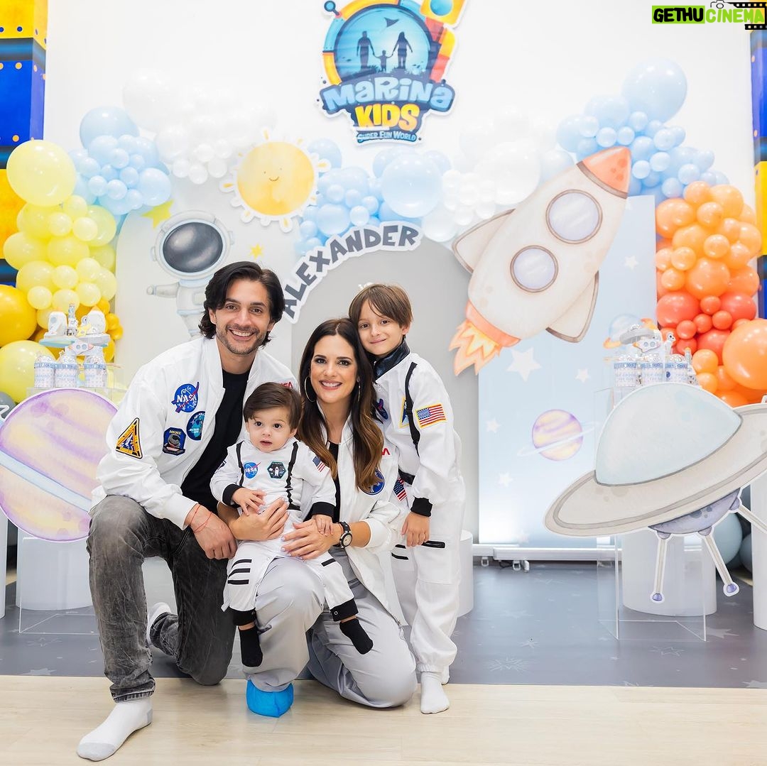 Sabrina Seara Instagram - Spam cumplañero 🪐🚀 esto quedó de otra galaxia , gracias a mis colaboradoras bellas que trabajaron con mucho cariño para hacer el primer año de Alex inolvidable 💕. Lo más importante se lo disfruto al máximo . Parque @marinakidspark Fotografía @habiaunavezunafoto_ Pastel @rumisweets Papelería @bellasiscrafts Recuerdos de salida @otrolevel1 #firsttriparoundthesun #firstyearbirthday #happybirthday
