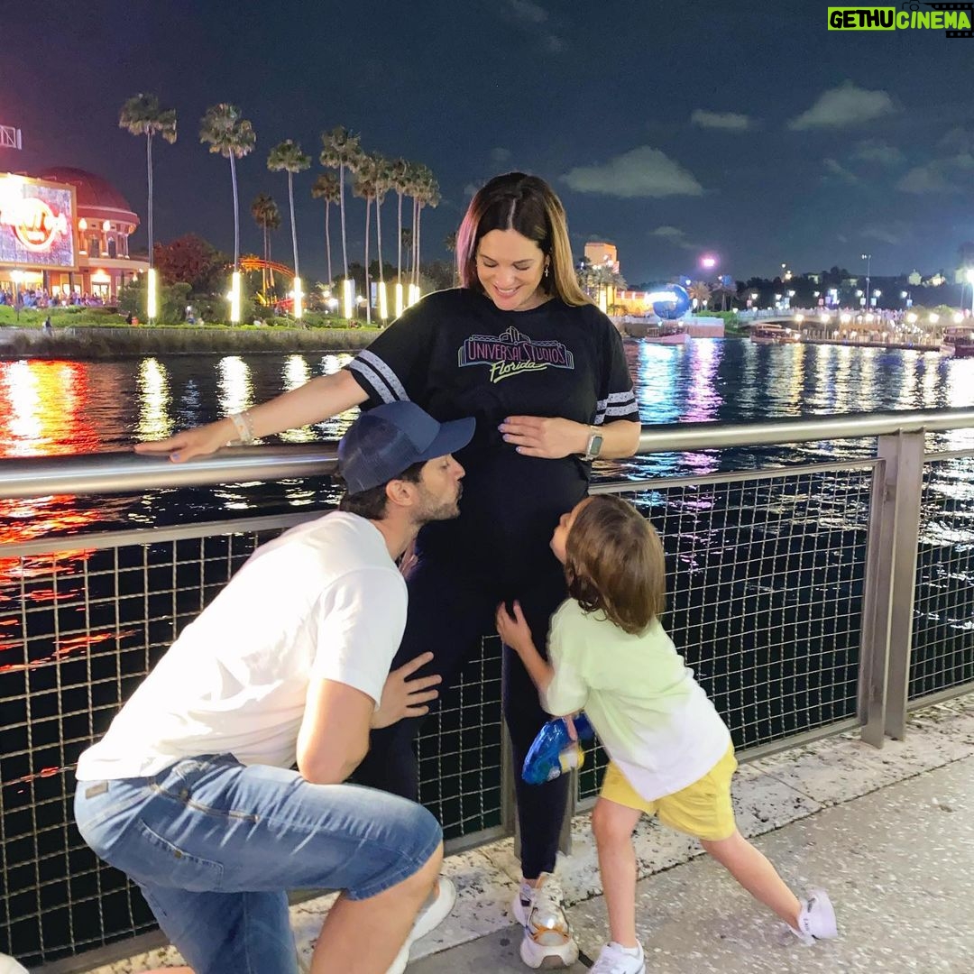 Sabrina Seara Instagram - VACACIONES EN FAMILIA 🤍 No puedo creer que la próxima seremos 4 ☺️ No es mucho ( para no decir nada 😂) lo que uno puede hacer embarazada en un parque de Orlando pero verlos felices y es mi mayor recompensa ! #universalstudios #noseaslocachica #momtobe #familyvacation #orlandoflorida Universal Studios Florida