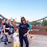 Sabrina Seara Instagram - VACACIONES EN FAMILIA 🤍 No puedo creer que la próxima seremos 4 ☺️ No es mucho ( para no decir nada 😂) lo que uno puede hacer embarazada en un parque de Orlando pero verlos felices y es mi mayor recompensa ! #universalstudios #noseaslocachica #momtobe #familyvacation #orlandoflorida Universal Studios Florida