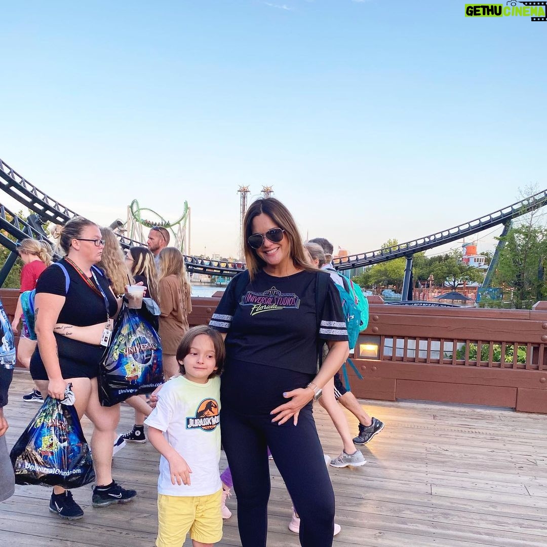 Sabrina Seara Instagram - VACACIONES EN FAMILIA 🤍 No puedo creer que la próxima seremos 4 ☺️ No es mucho ( para no decir nada 😂) lo que uno puede hacer embarazada en un parque de Orlando pero verlos felices y es mi mayor recompensa ! #universalstudios #noseaslocachica #momtobe #familyvacation #orlandoflorida Universal Studios Florida