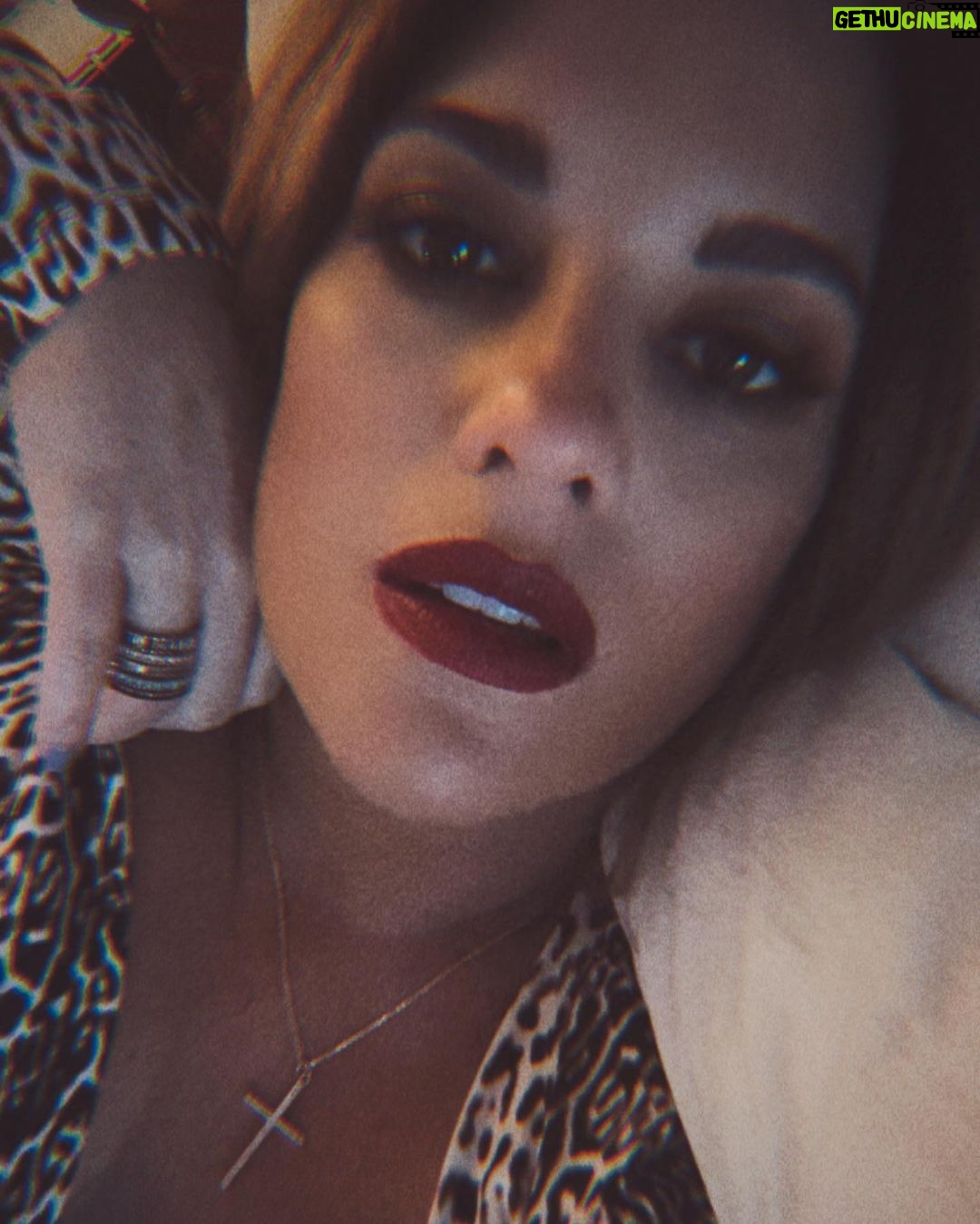 Sabrina Seara Instagram - HELLO MAMA 🔥 Mejor acompañada imposible , mi principe aventurero desde la pancita ( bueno ya es panzota ) Les paso en el 2 embarazo que la panza les creció más rápido ? O es que estoy comiendo mucho 😂 #noseaslocachica #momtobe #pregnancygoals #embarazo #preggo #monatreunion2022 #pregnantstyle MGM Grand Las Vegas
