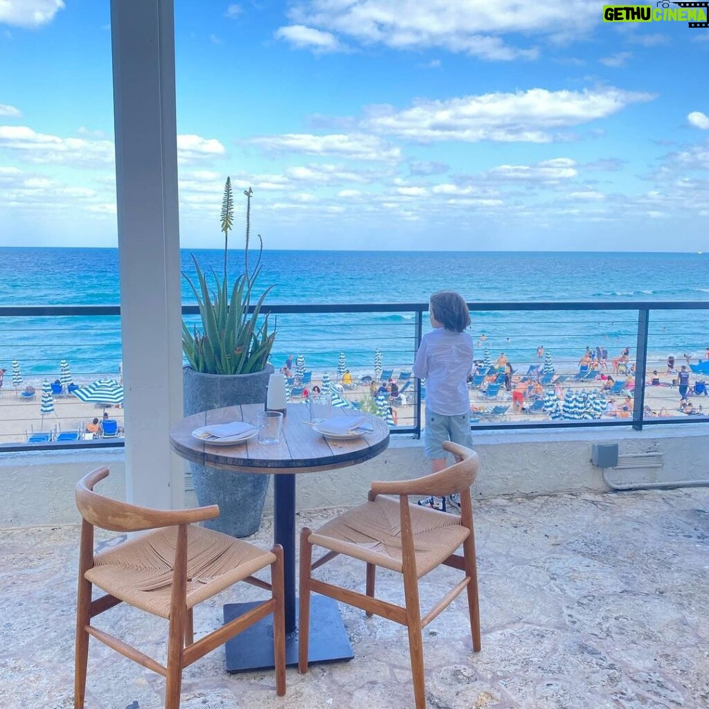 Sabrina Seara Instagram - Un resumen de nuestro Domingo de brunch 🌴💦🧉 Como verán en la foto Maxi no aguantó la tentación y se lanzó para para la playa 🙈 Como te extrañamos Miami 🙊 ( NO COMO CRUDOS EN EL EMBARAZO, ES SOLO UNA FOTO QUE TOME ) Hallandale Beach - Ocean Front View