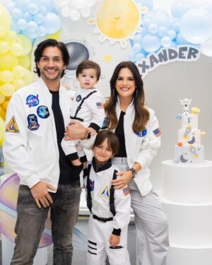 Sabrina Seara Instagram - La última foto lo es todo ❤️

Entre cohetes 🚀 y planetas 🪐 celebramos la primera vuelta al sol del más chiquito de la casa . 

Prepárense para el spam porque todas las fotos están soñadas @habiaunavezunafoto_