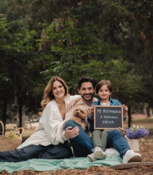 Sabrina Seara Instagram - Tenemos noticias 🤭🤭🤭🤭
Esta familia no puede estar más feliz ,
 Maxi será ascendido a hermano mayor en Julio . 

Gracias a todo el equipo @hola_mx y a nuestros cómplices que hicieron posible esta sorpresa! 

 Más de 4 meses de amor ❤️

#noseaslocachica #prontoseremos4 
#holamexico #pregnancyannouncement #pregnancyphotoshoot