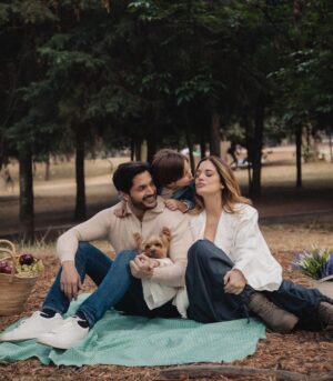Sabrina Seara Instagram - Tenemos noticias 🤭🤭🤭🤭
Esta familia no puede estar más feliz ,
 Maxi será ascendido a hermano mayor en Julio . 

Gracias a todo el equipo @hola_mx y a nuestros cómplices que hicieron posible esta sorpresa! 

 Más de 4 meses de amor ❤️

#noseaslocachica #prontoseremos4 
#holamexico #pregnancyannouncement #pregnancyphotoshoot