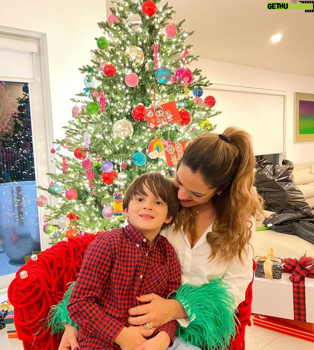 Sabrina Seara Instagram - Así nuestros días Navideños en Miami 🎄☕️🍪🧳🚂🇺🇸🚂⛸ La primera foto me la tomo mi mejor amiga quien es Fotógrafa y ajaaa siempre la molesto para que me tome fotos improvisadas con el teléfono ya que nunca tengo fotos con mi hijo @irenetorresphotography ( síganla 🤪) En las siguientes fotos se darán cuenta a lo que me refiero , cuando te conviertes en mamá el carrete fotográfico no te pertenece . Y también verán quien se la paso bomba estos días entre los primos y mejores amigas ❤️ Ya de regreso a Mexico a recibir este 2022 en F A M I L I A ✨✨✨✨✨✨✨✨ Y tu donde lo recibes ??? Miami Beach, Florida