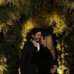 Sabrina Seara Instagram - La historia de esta foto es tan divertida como quien la tomó 📸@domingo_cabrera El fotógrafo que toda novia sueña tener y yo tuve en la mía . Coincidimos en la boda de @drmaarten y Domingo nos dice : - Pónganse rápido una foto aquí está brutal . Daniel dice : - Nos vemos enamorados ? Así como hace 7 años en nuestra boda. Domingo : - Con ustedes dos no se sabe, son actores y pues nuestra cara en la segunda foto 😂 #noseaslocochico A veces me provoca casarme de nuevo 💍 Ustedes lo harían ? Ex Convento de San Hipolito