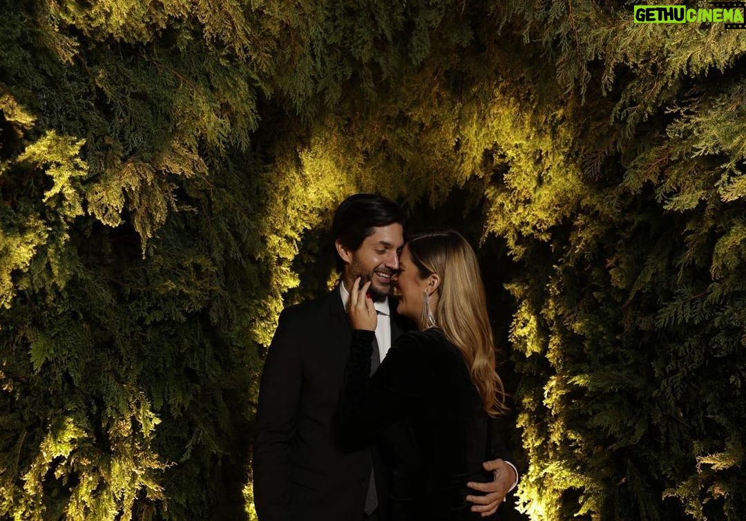 Sabrina Seara Instagram - La historia de esta foto es tan divertida como quien la tomó 📸@domingo_cabrera El fotógrafo que toda novia sueña tener y yo tuve en la mía . Coincidimos en la boda de @drmaarten y Domingo nos dice : - Pónganse rápido una foto aquí está brutal . Daniel dice : - Nos vemos enamorados ? Así como hace 7 años en nuestra boda. Domingo : - Con ustedes dos no se sabe, son actores y pues nuestra cara en la segunda foto 😂 #noseaslocochico A veces me provoca casarme de nuevo 💍 Ustedes lo harían ? Ex Convento de San Hipolito