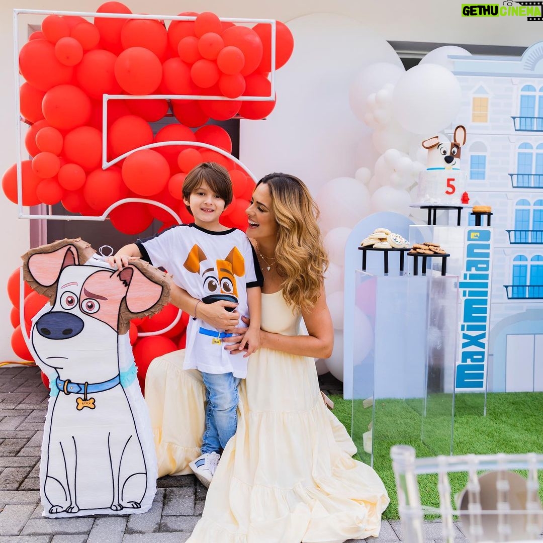 Sabrina Seara Instagram - Que afortunada soy de ser tu Mamá ❤️ Ya se que Todas las mamás decimos lo mismo 😂 pero ajaaa este niño cumplió 5 años y me tiene derretida a morir 🤤 Siempre digo que todas las edades y etapas de los hijos tienen su encanto pero está en especial la estoy disfrutando y divirtiendo muchísimo, con sus ocurrencias y razonamientos . Mamás 👓📒 Cual ha sido para ti esa etapa ? @habiaunavezunafoto_