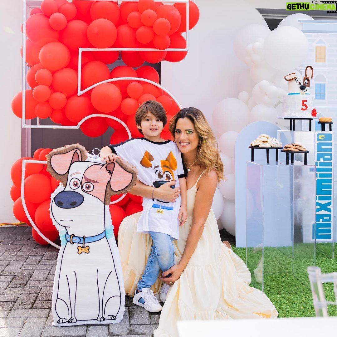 Sabrina Seara Instagram - Que afortunada soy de ser tu Mamá ❤️ Ya se que Todas las mamás decimos lo mismo 😂 pero ajaaa este niño cumplió 5 años y me tiene derretida a morir 🤤 Siempre digo que todas las edades y etapas de los hijos tienen su encanto pero está en especial la estoy disfrutando y divirtiendo muchísimo, con sus ocurrencias y razonamientos . Mamás 👓📒 Cual ha sido para ti esa etapa ? @habiaunavezunafoto_