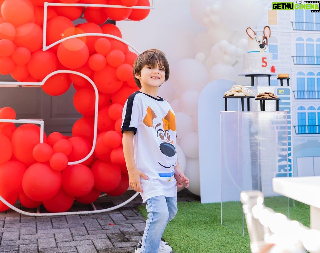 Sabrina Seara Instagram - Y la piñata de maxi ? Hace unas semanas , celebramos por adelantado en Miami el cumpleaños de maxi ya que así lo decidió el cumpleañero ❤️para poder estar con sus primos y mejore amigos . Todo quedó espectacular Gracias a mi querida @freshmindevents que lo organizo en tiempo récord 🙏🏻 📸 @habiaunavezunafoto_ Feliz Cumpleaños!!!