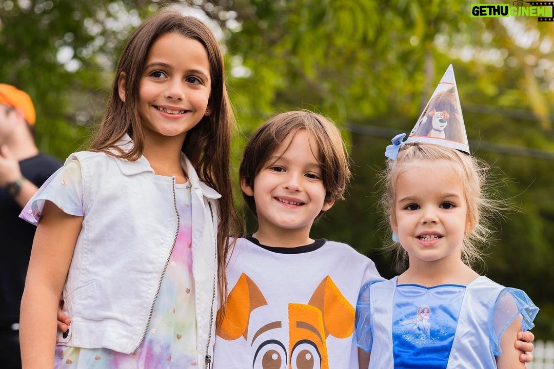 Sabrina Seara Instagram - Y la piñata de maxi ? Hace unas semanas , celebramos por adelantado en Miami el cumpleaños de maxi ya que así lo decidió el cumpleañero ❤️para poder estar con sus primos y mejore amigos . Todo quedó espectacular Gracias a mi querida @freshmindevents que lo organizo en tiempo récord 🙏🏻 📸 @habiaunavezunafoto_ Feliz Cumpleaños!!!