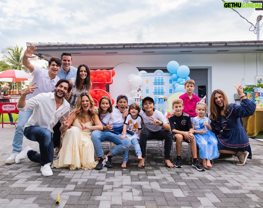 Sabrina Seara Instagram - Y la piñata de maxi ? Hace unas semanas , celebramos por adelantado en Miami el cumpleaños de maxi ya que así lo decidió el cumpleañero ❤️para poder estar con sus primos y mejore amigos . Todo quedó espectacular Gracias a mi querida @freshmindevents que lo organizo en tiempo récord 🙏🏻 📸 @habiaunavezunafoto_ Feliz Cumpleaños!!!