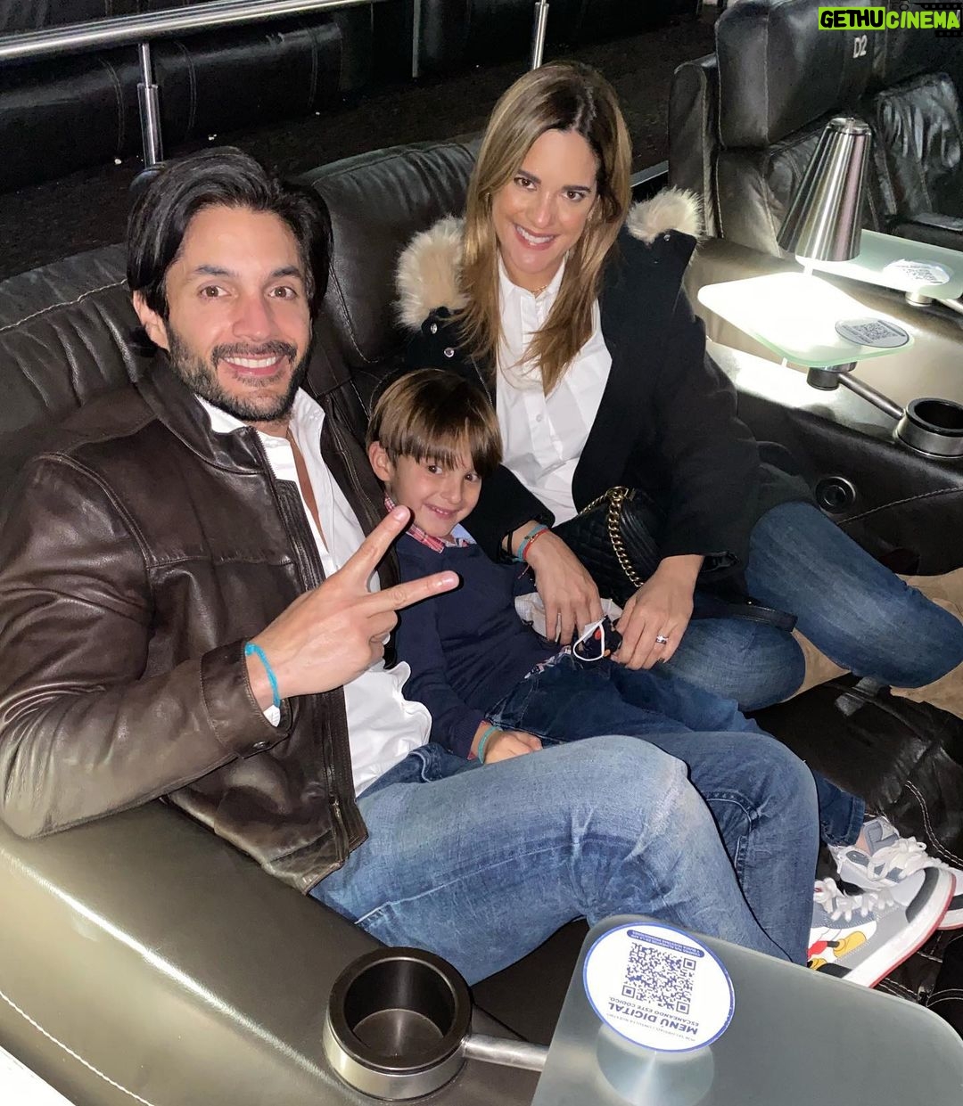 Sabrina Seara Instagram - 🎈 Birthday Boy 🎈 Hoy hicimos todo lo que maxi quería para celebrar su cumpleaños ✔️Comer en Shake Shack 🍔🍟 ✔️Ir al cine 🍿🎥 ✔️ ir a una juguetería Y lo más importante juntos en familia. 👨👩👦🐶 Vean la cara de maxi en el video 😂 Que creen que pidió ? Mexico City, Mexico