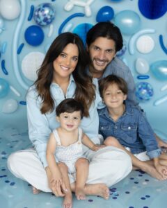 Sabrina Seara Instagram - Mi favorita es la 3 y la tuya ? El solecito de esta familia , nuestro bebe arcoíris 🌈 cumple su primer año . Derretidos con esta sesión de fotos tan divina que hicimos para celebrar el primer año de nuestro amado Alex ! . Gracias @openstudiomc por ser tan pacientes y cariñosos con nuestros pequeños . #birthdayboy #oneyearold #smashthecake