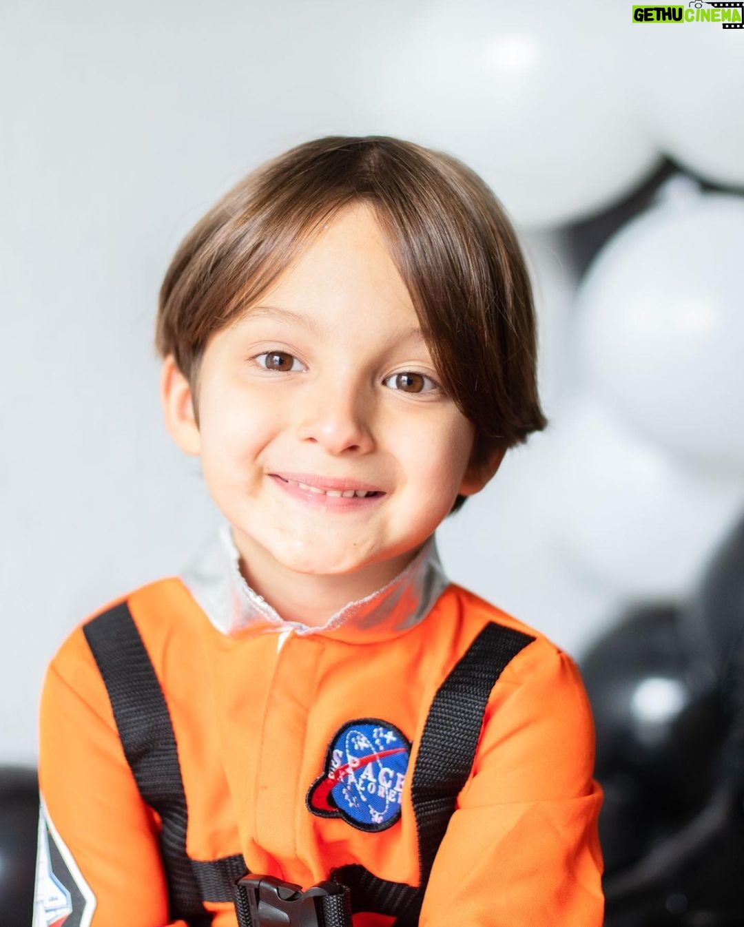 Sabrina Seara Instagram - 5 años ❤️ Mi niño hermoso está de cumpleaños ! Que rápido pasa el tiempo !! Porque 😭 Maxi es un niño de luz , generoso , noble , ocurrente , muy tremendo y lo más importante un niño FELIZ ❤️ Y siempre haré lo posible para dibujar esa sonrisa en tu cara y corazón . Happy birthday my boy Gracias por estas fotos ❤️ @irenetorresphotography