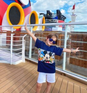 Sabrina Seara Instagram - Y que nos pellizquen que si está pasando ⚓️💦🚢🤍 Nos fuimos #disneycruiseline Quien es tu personaje favorito d Disney ? Port of Miami Cruise Terminals