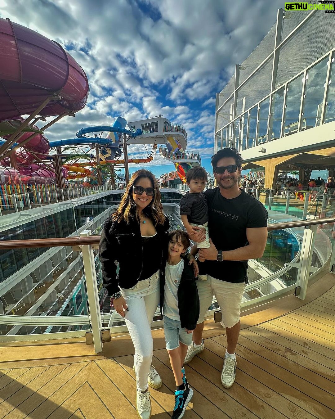 Sabrina Seara Instagram - Primer zarpe del Barco más grande del mundo “Icon Of The Seas” Gracias @royalcaribbean @royalcaribbeanlatam por la invitación. Que comience la aventura y diversión 🤩 Embajadores Royal 🚀