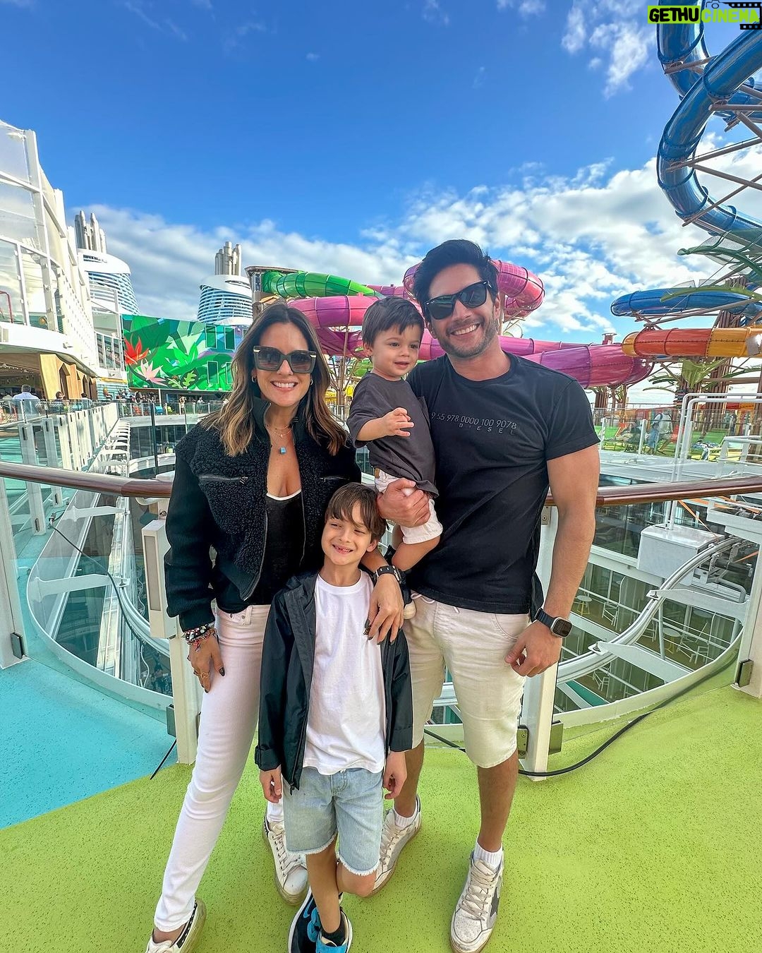 Sabrina Seara Instagram - Primer zarpe del Barco más grande del mundo “Icon Of The Seas” Gracias @royalcaribbean @royalcaribbeanlatam por la invitación. Que comience la aventura y diversión 🤩 Embajadores Royal 🚀