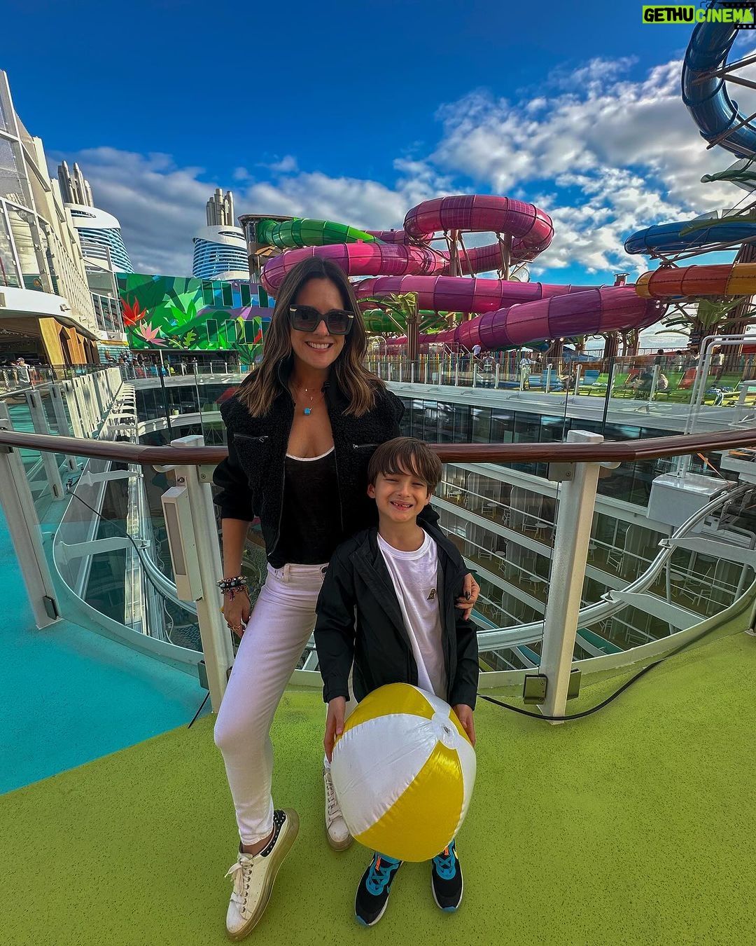 Sabrina Seara Instagram - Primer zarpe del Barco más grande del mundo “Icon Of The Seas” Gracias @royalcaribbean @royalcaribbeanlatam por la invitación. Que comience la aventura y diversión 🤩 Embajadores Royal 🚀