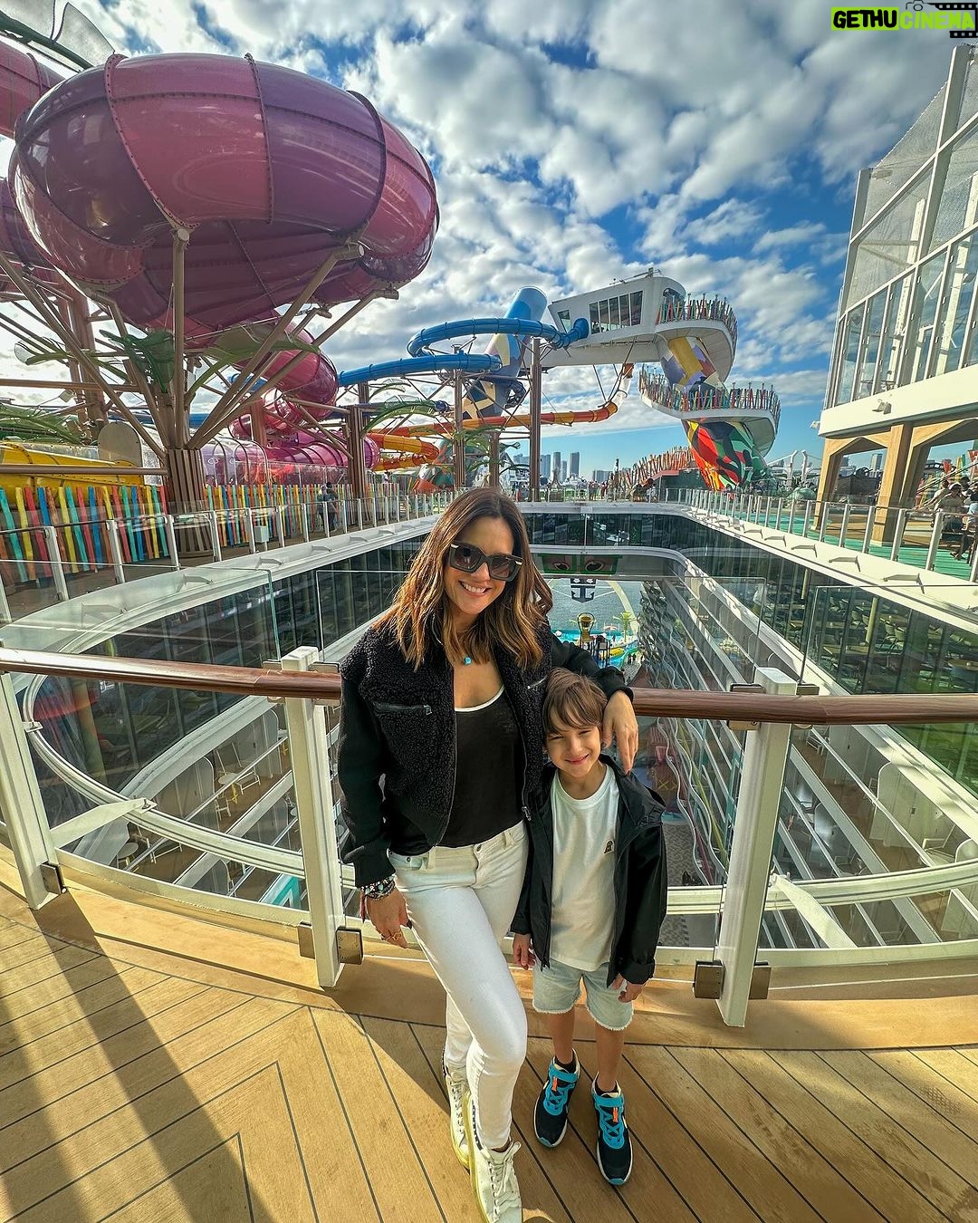 Sabrina Seara Instagram - Primer zarpe del Barco más grande del mundo “Icon Of The Seas” Gracias @royalcaribbean @royalcaribbeanlatam por la invitación. Que comience la aventura y diversión 🤩 Embajadores Royal 🚀