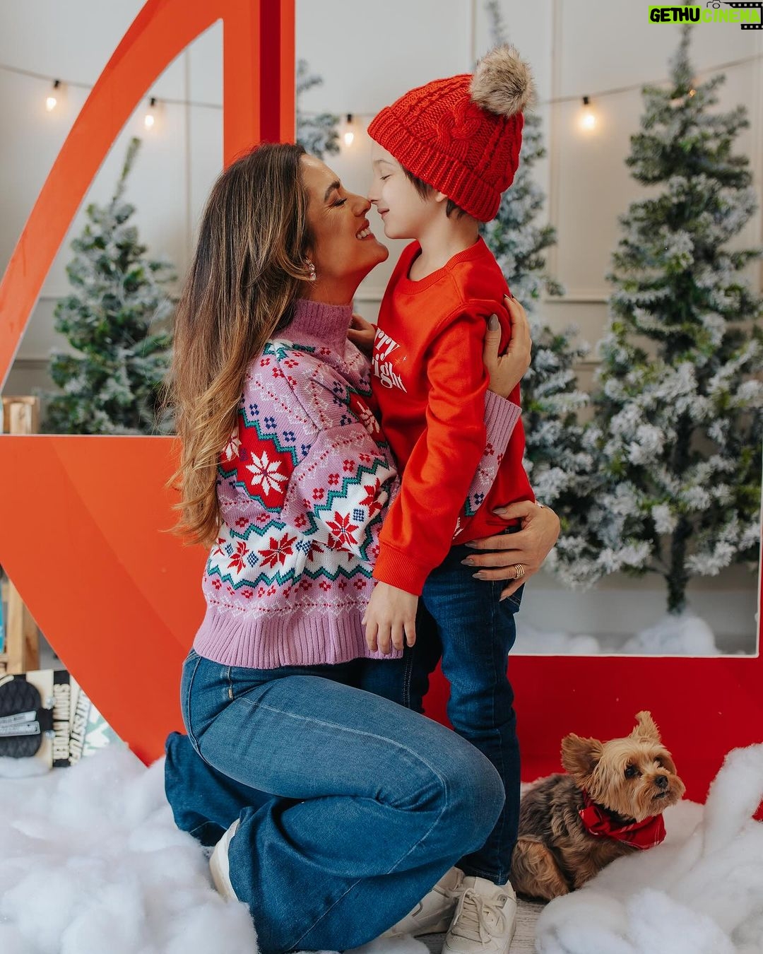 Sabrina Seara Instagram - Feliz Navidad Familia virtual les desea los Elbittar-Seara La Navidad es magia escondida en sonrisas , en recuerdos , que el brillo de la navidad ilumine sus vidas, les llene de Amor , ilusión y felicidad . Los quiero más que el pan de jamón 🤪