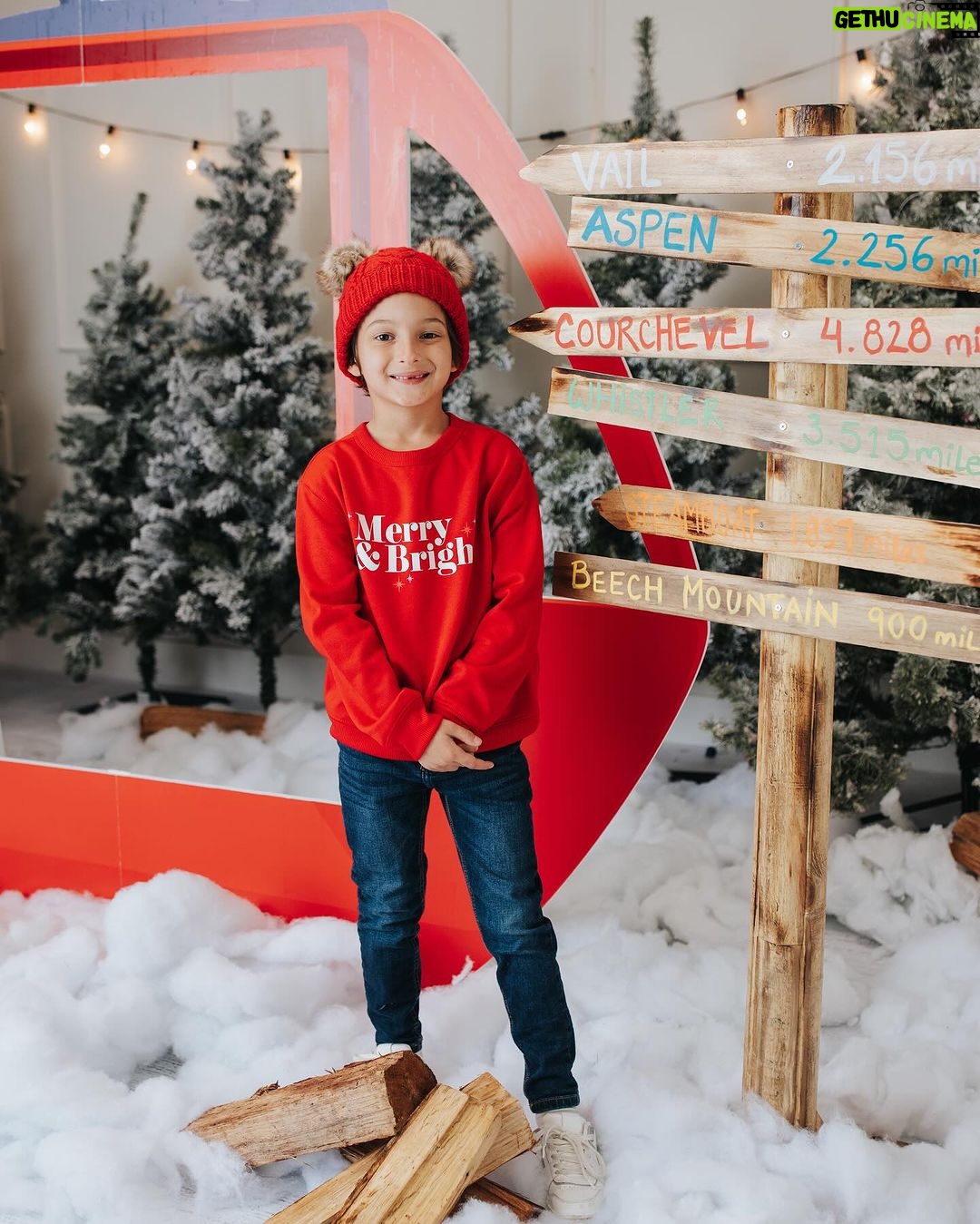 Sabrina Seara Instagram - Feliz Navidad Familia virtual les desea los Elbittar-Seara La Navidad es magia escondida en sonrisas , en recuerdos , que el brillo de la navidad ilumine sus vidas, les llene de Amor , ilusión y felicidad . Los quiero más que el pan de jamón 🤪
